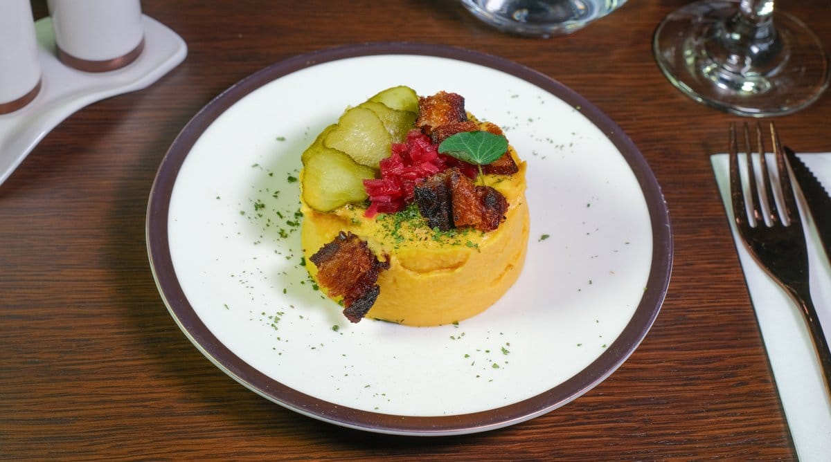 FASOLE BĂTUTĂ CU JUMĂRI DE PORC / MASHED BEANS WITH PORK CRACKLINGS