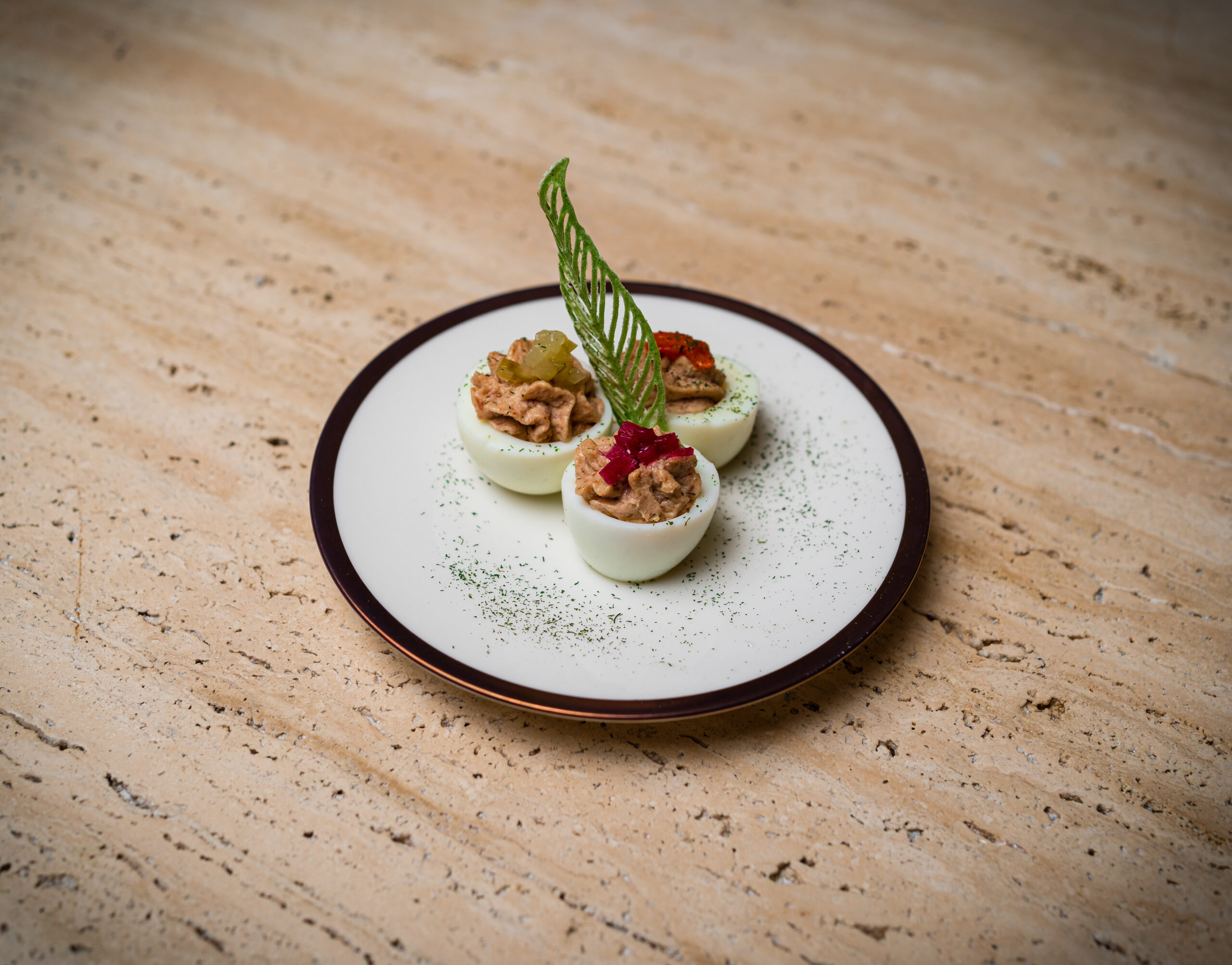 OUĂ UMPLUTE CU PASTĂ DE JUMĂRI / STUFFED EGGS WITH PORK CRACKLINGS PASTE
